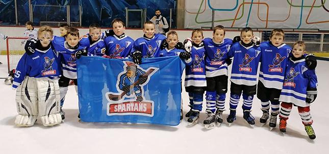 Hokejaši Spartaka "poljubili" led na Gradskom klizalištu