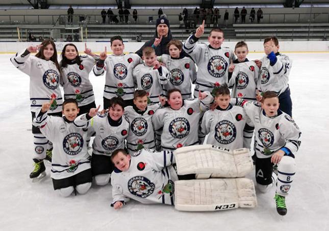 Hokejaši Spartaka "poljubili" led na Gradskom klizalištu