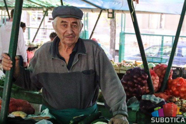 Osamdesetogodišnjak gotovo pola veka dočekuje mušterije na pijaci