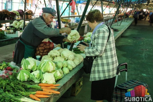 Osamdesetogodišnjak gotovo pola veka dočekuje mušterije na pijaci