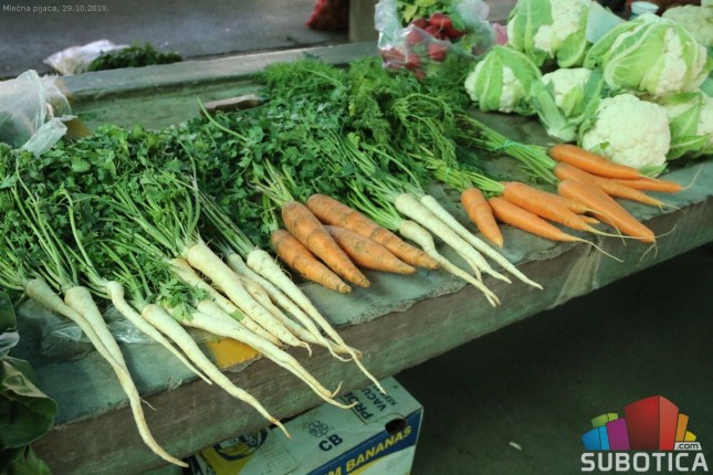 Osamdesetogodišnjak gotovo pola veka dočekuje mušterije na pijaci