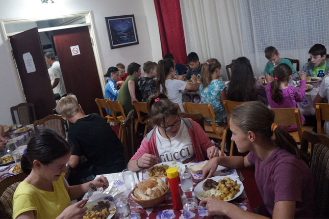 Đaci boravili u Nišu zahvaljujući solidarnom dinaru