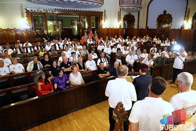 "Pokretni" muzej oldtajmera ponovo u Subotici