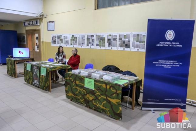 Poziv mladima za dobrovoljno služenje vojnog roka, kao i za obuku pilota