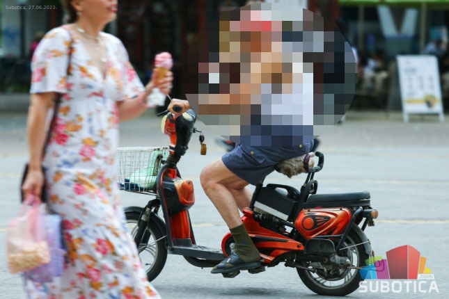 Tinejdžeri na električnim skuterima zadaju muke i vozačima i pešacima