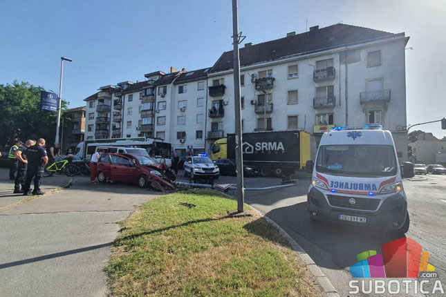 Automobil udario u semafor kod Nove opštine, stub pao na pešake, više povređenih