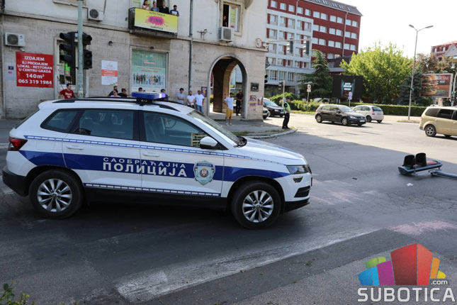 Automobil udario u semafor kod Nove opštine, stub pao na pešake, više povređenih