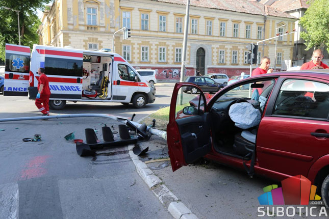 Automobil udario u semafor kod Nove opštine, stub pao na pešake, više povređenih