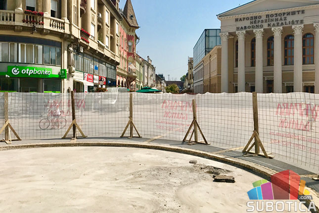 Počeli radovi na saniranju oštećenja granitnih ploča