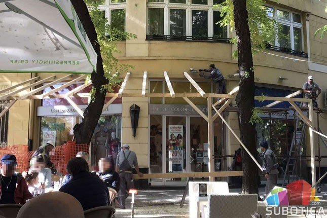 Nadstrešnica kao privremeno rešenje za fasadu koja čeka rekonstrukciju