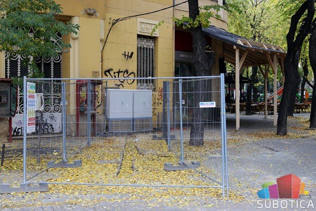 Nadstrešnica kao privremeno rešenje za fasadu koja čeka rekonstrukciju