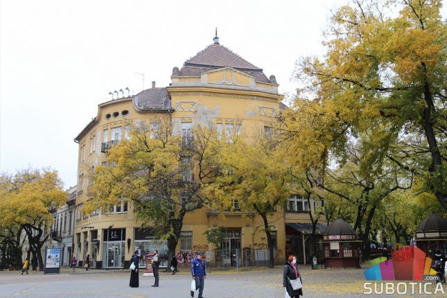 Nadstrešnica kao privremeno rešenje za fasadu koja čeka rekonstrukciju