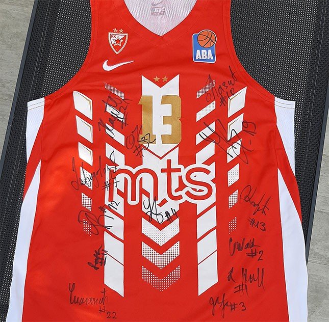 Licitacijom dresova prikupljeno još 120.000 dinara za lečenje malog Olivera