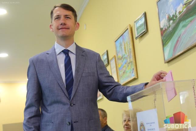 Izborna noć - stigli prvi rezultati, pratimo reakcije iz štabova