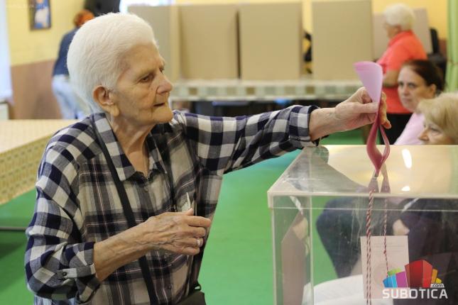 Izborna noć - stigli prvi rezultati, pratimo reakcije iz štabova