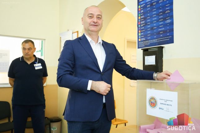 Izborna noć - stigli prvi rezultati, pratimo reakcije iz štabova