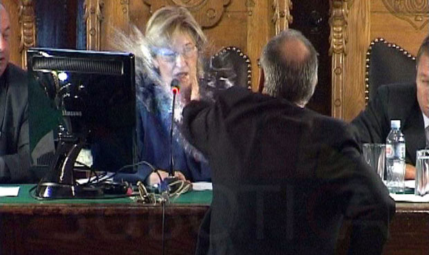 Prva dama Skupštine dobila čašu vode u lice!