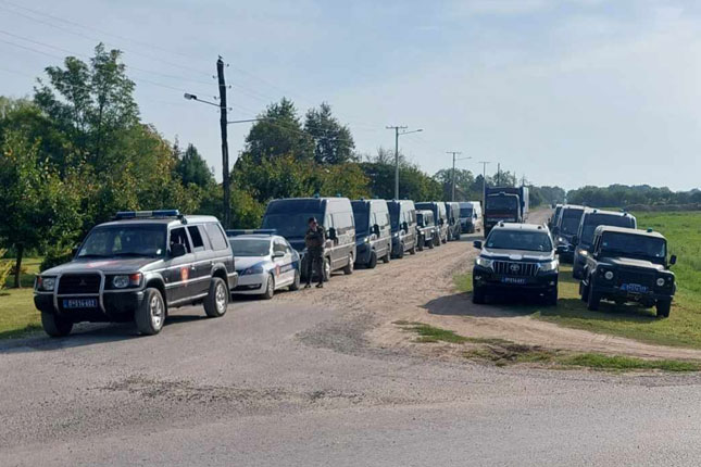 Žandarmerija u velikom broju ušla u šumu, izmeštena 43 migranta