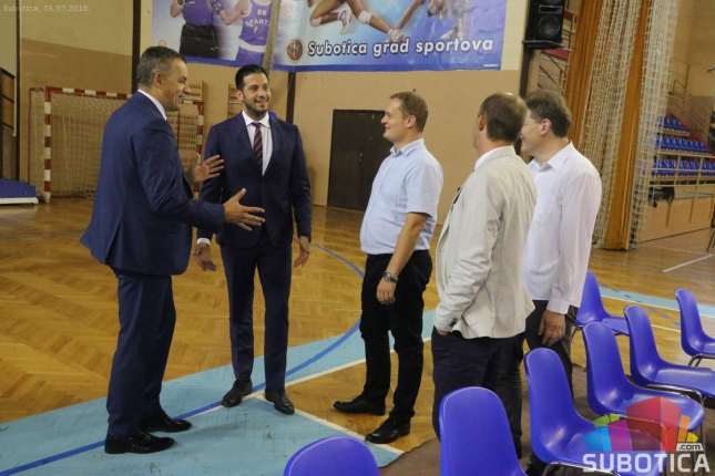 Ministar sporta Udovičić obišao klimatizovanu halu i potpisao ugovor za nove radove na stadionu