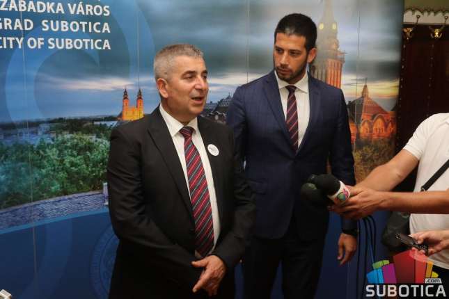 Ministar sporta Udovičić obišao klimatizovanu halu i potpisao ugovor za nove radove na stadionu