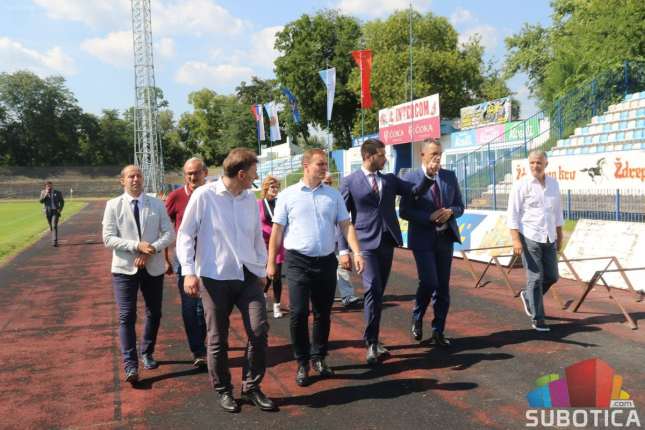 Ministar sporta Udovičić obišao klimatizovanu halu i potpisao ugovor za nove radove na stadionu