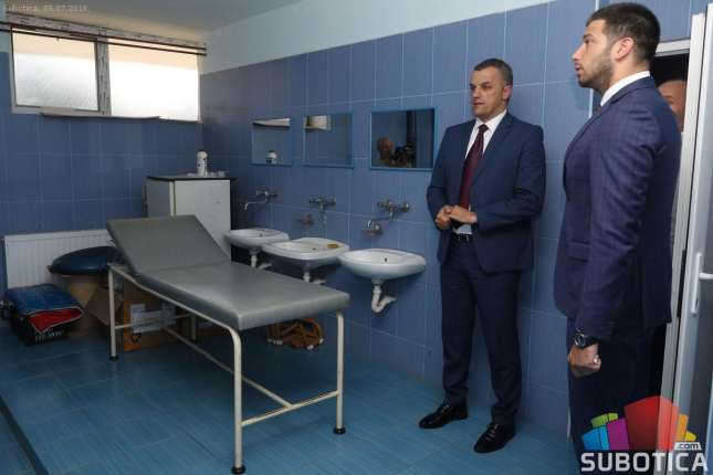 Ministar sporta Udovičić obišao klimatizovanu halu i potpisao ugovor za nove radove na stadionu