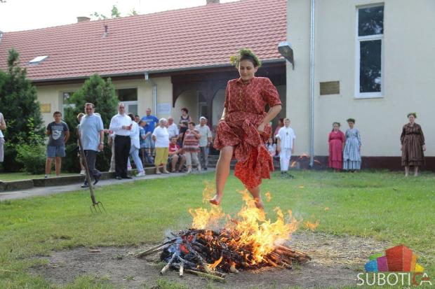 Običaj "preskakanja vatre" održan u Maloj Bosni
