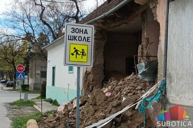 Obrušio se zid kuće u Ulici Atile Jožefa, šut mesecima stoji na trotoaru