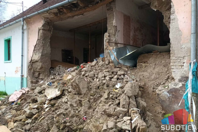 Obrušio se zid kuće u Ulici Atile Jožefa, šut mesecima stoji na trotoaru