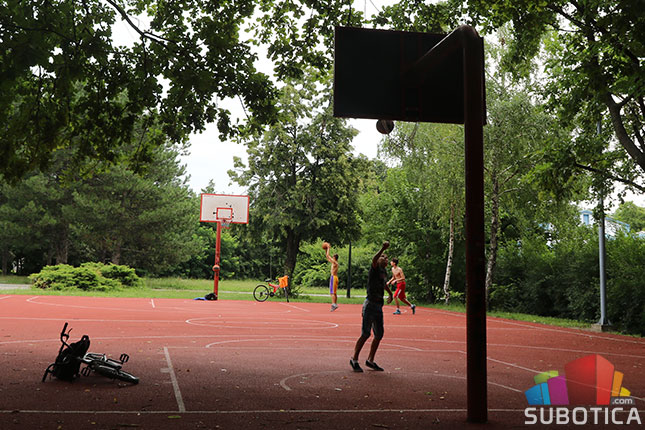 Vraćene kante za sitan otpad na Radijalcu, sređuju se sportske sprave u Dudovoj šumi