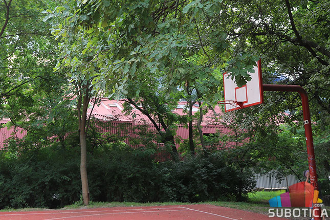 Vraćene kante za sitan otpad na Radijalcu, sređuju se sportske sprave u Dudovoj šumi