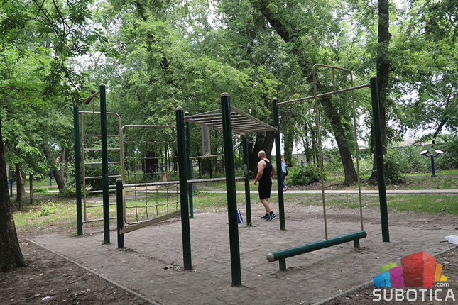 Vraćene kante za sitan otpad na Radijalcu, sređuju se sportske sprave u Dudovoj šumi