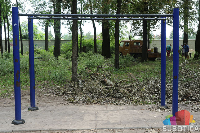 Vraćene kante za sitan otpad na Radijalcu, sređuju se sportske sprave u Dudovoj šumi