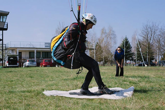 Takmičenje u preciznom sletanju paraglajderom za vikend na Bikovu