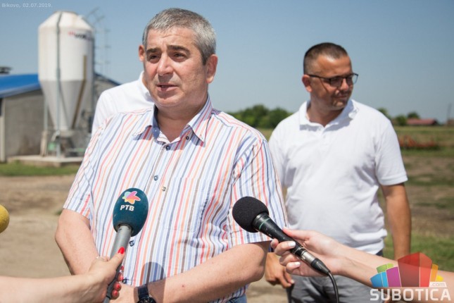Ministar poljoprivrede Branislav Nedimović posetio gazdinstvo u Bikovu