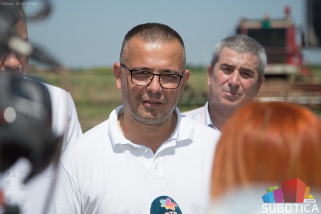 Ministar poljoprivrede Branislav Nedimović posetio gazdinstvo u Bikovu