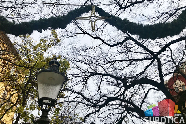 Počelo ukrašavanje grada za predstojeće praznike