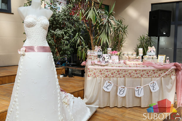 Torta u obliku mlade očarala posetioce Sajma venčanja