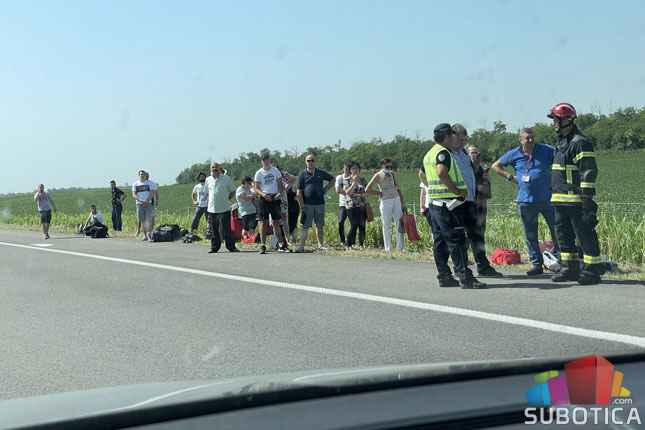 Izgoreo autobus "Niš ekspresa" na auto-putu kod Feketića