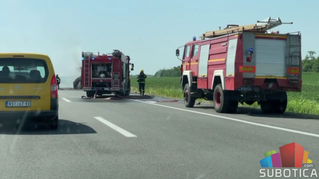 Izgoreo autobus "Niš ekspresa" na auto-putu kod Feketića