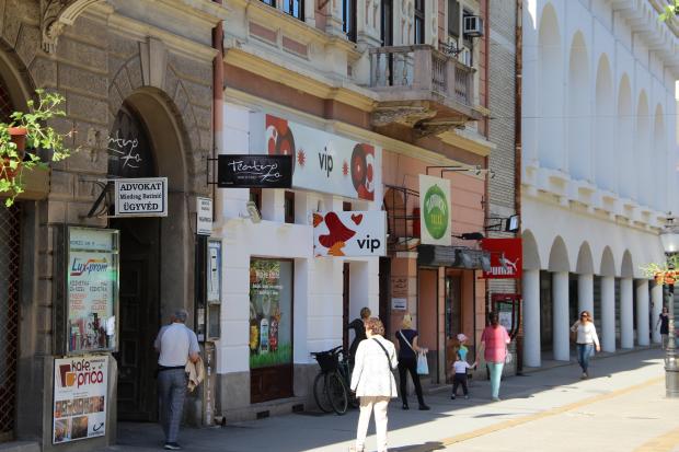 Vip bez dozvole prekrečio fasadu na Korzu