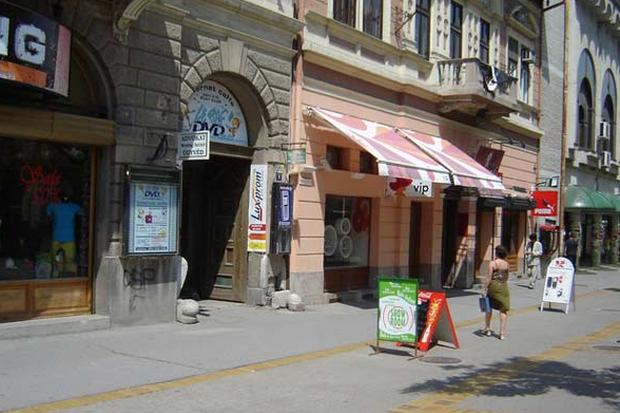 Vip bez dozvole prekrečio fasadu na Korzu