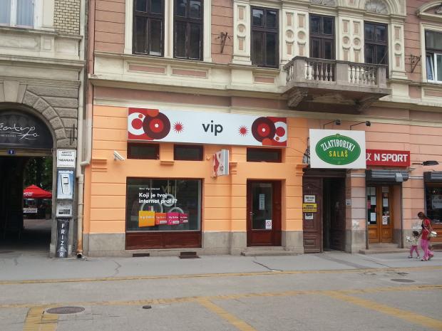 Vip bez dozvole prekrečio fasadu na Korzu