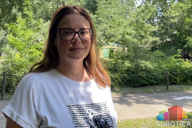 Dva mladunca arktičkog belog vuka prinove u zoo-vrtu