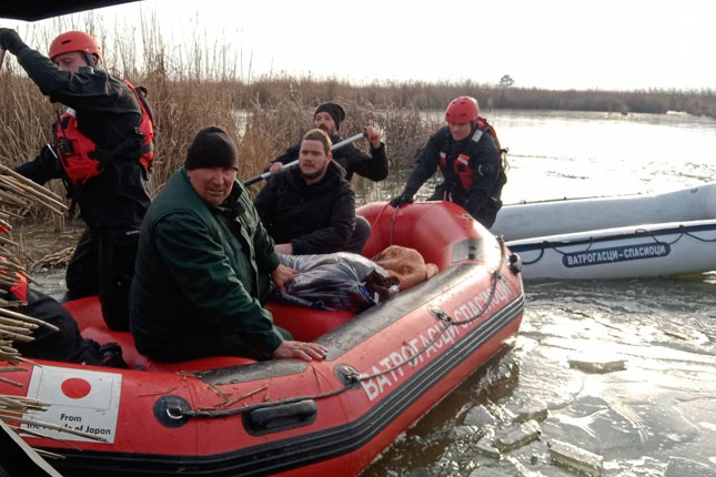 Prevrnula se amfibija na Ludaškom jezeru, petorica upala u lednu vodu