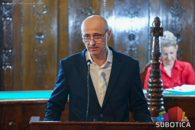 "Starter" za gradske autobuse i dalje tema polemike vlasti i opozicije