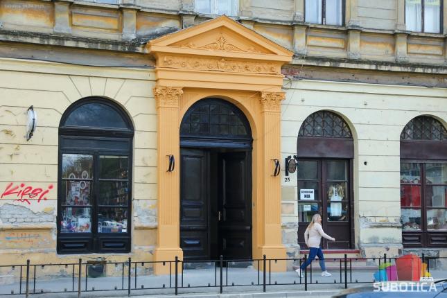 Volonteri obnavljaju kapije u centru grada - "Udruženi možemo ulepšati naš grad!"