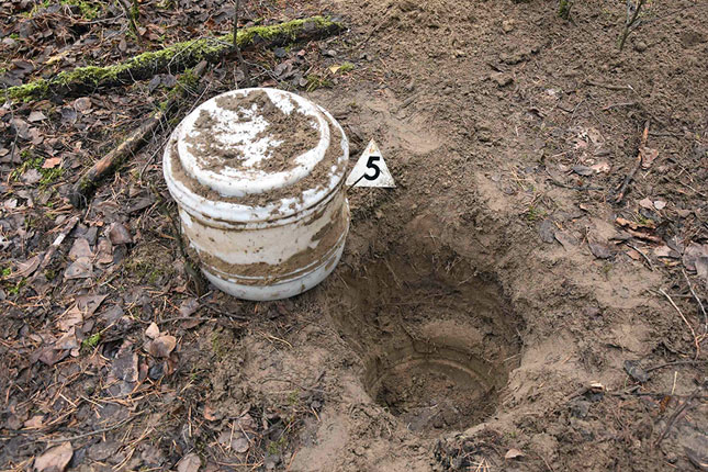 U šumi pronašli burad sa marihuanom, uhapšena dvojica osumnjičenih