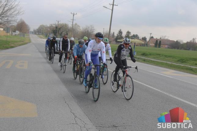 "Vera tour 2023" - balkanska biciklistička turneja duga 2.750 kilometara prošla jutros kroz Suboticu
