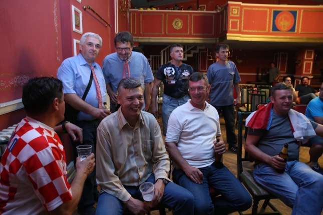 Hrvati organizovano bodrili "vatrene"